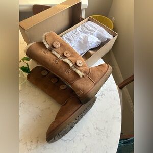 Ugg Cozy Button-Up Women's Boots sz 8